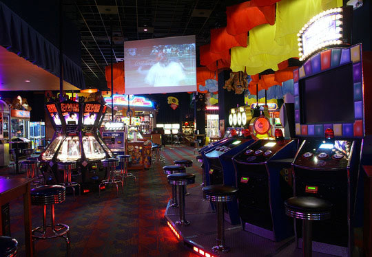 Subscribe for free: Its headquarters are located in Dallas. Every location for Dave & Buster’s has a full-service restaurant along with a video arcade. The usual atmosphere and ambiance of this restaurant is positive, high energy and a lot of active fun. Us the Interactive Map Below to find a Dave and Busters Near You.